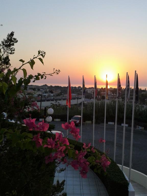 אפאנטו Iris Hotel מראה חיצוני תמונה